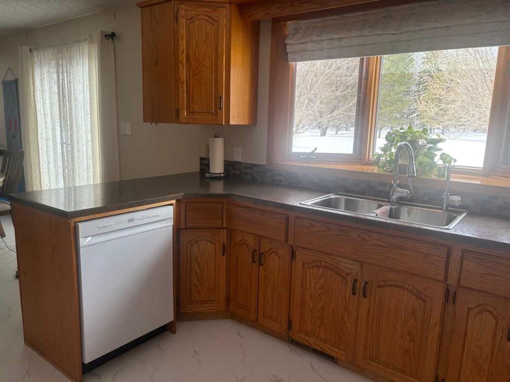 #28 Aspen Cres, Rural Athabasca County, AB - Indoor Photo Showing Kitchen With Double Sink