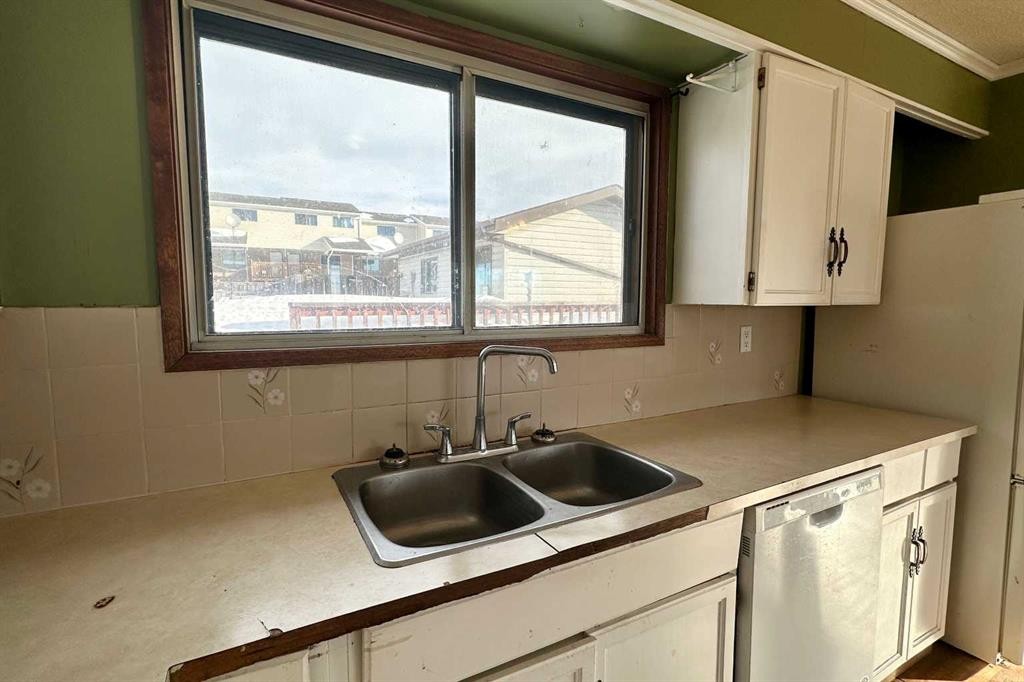 6 Hillside Avenue, Swan Hills, AB - Indoor Photo Showing Kitchen With Double Sink