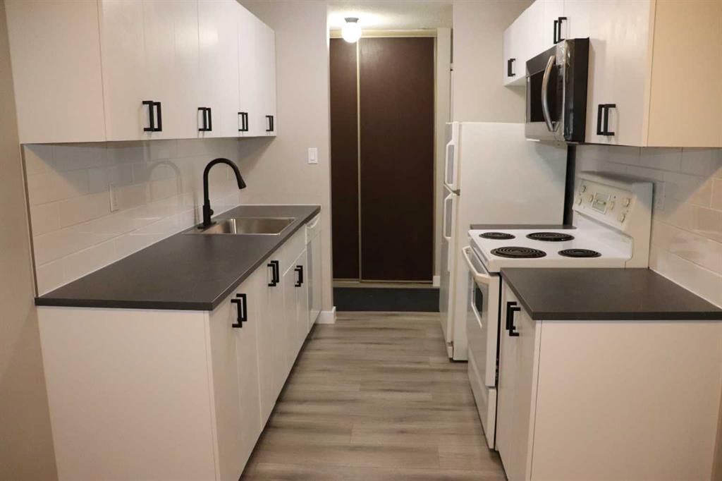 105B-5611 9 Avenue, Edson, AB - Indoor Photo Showing Kitchen