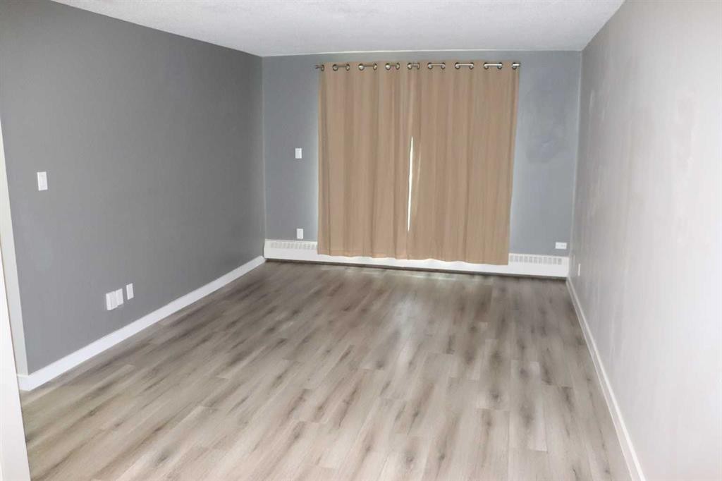 105B-5611 9 Avenue, Edson, AB - Indoor Photo Showing Other Room