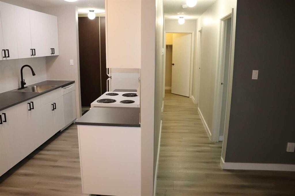 105B-5611 9 Avenue, Edson, AB - Indoor Photo Showing Kitchen