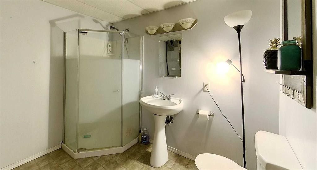 4237 5 Ave, Edson, AB - Indoor Photo Showing Bathroom