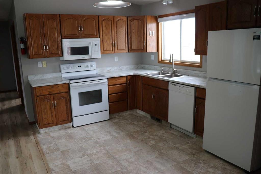 5105 8 Avenue, Edson, AB - Indoor Photo Showing Kitchen With Double Sink