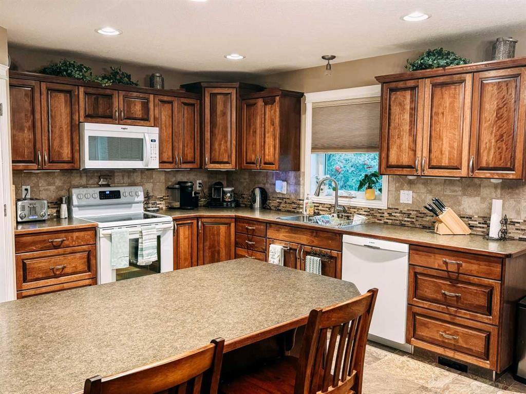 845 12 Street Se, Slave Lake, AB - Indoor Photo Showing Kitchen With Double Sink
