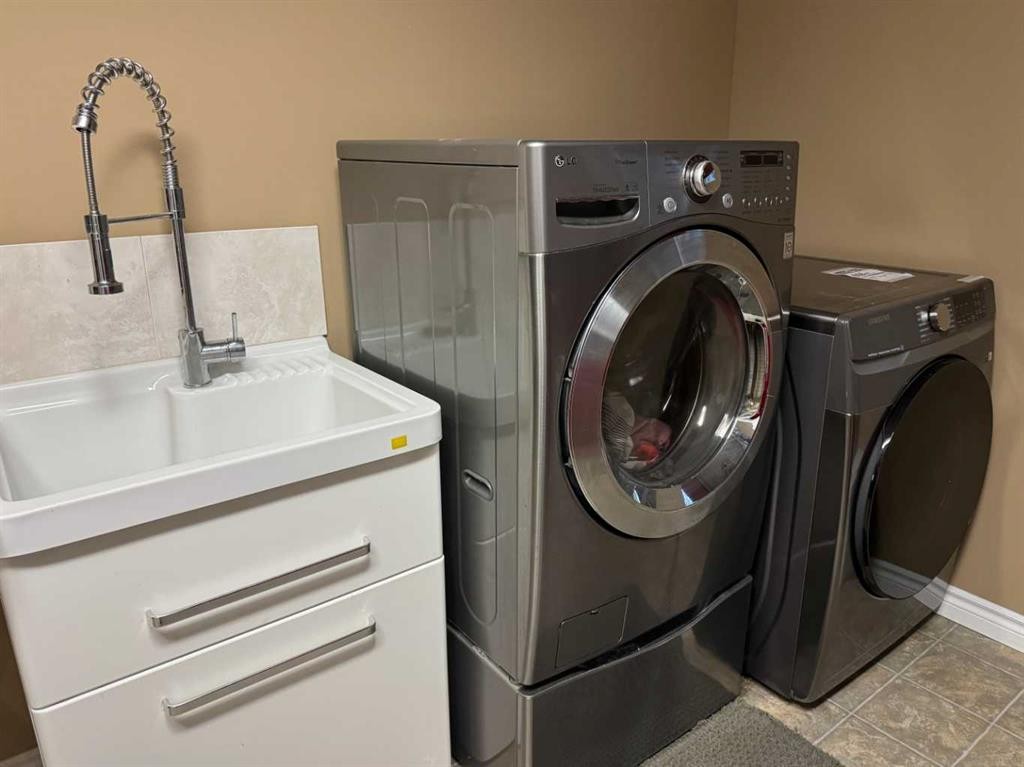 845 12 Street Se, Slave Lake, AB - Indoor Photo Showing Laundry Room
