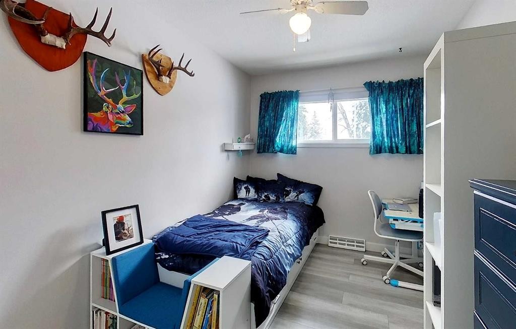 4230 5 Avenue, Edson, AB - Indoor Photo Showing Bedroom
