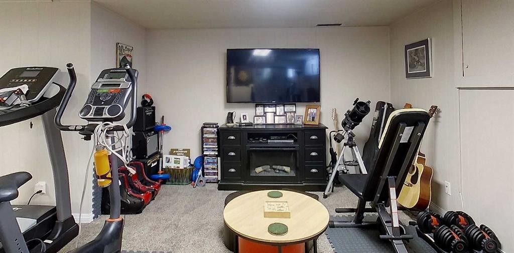 4230 5 Avenue, Edson, AB - Indoor Photo Showing Gym Room