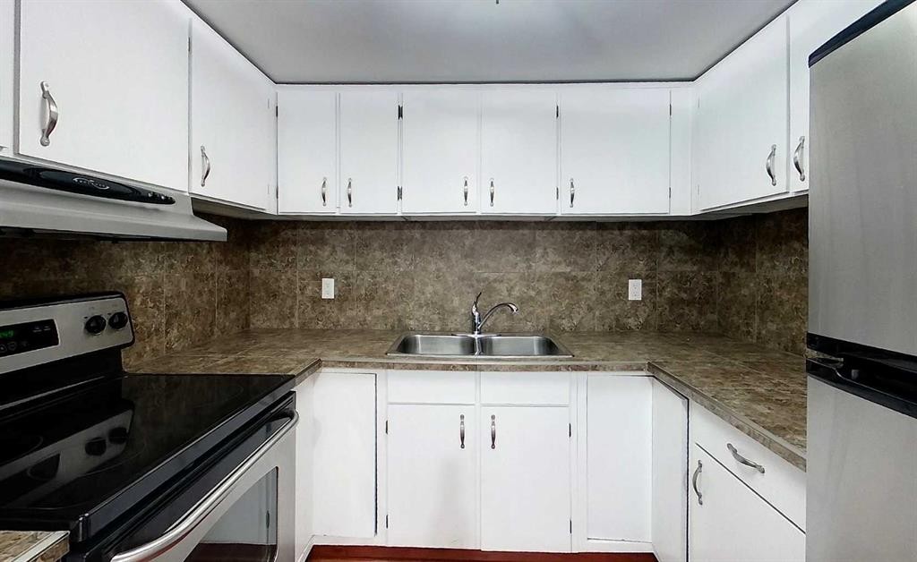 20-5215 6 Avenue, Edson, AB - Indoor Photo Showing Kitchen With Double Sink