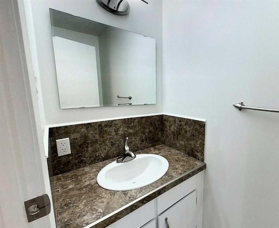 20-5215 6 Avenue, Edson, AB - Indoor Photo Showing Bathroom