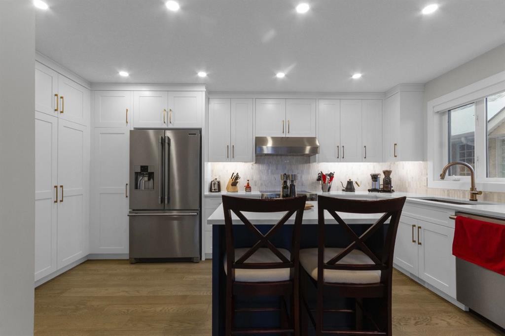 2-729 7Th, Canmore, AB - Indoor Photo Showing Kitchen With Stainless Steel Kitchen With Upgraded Kitchen