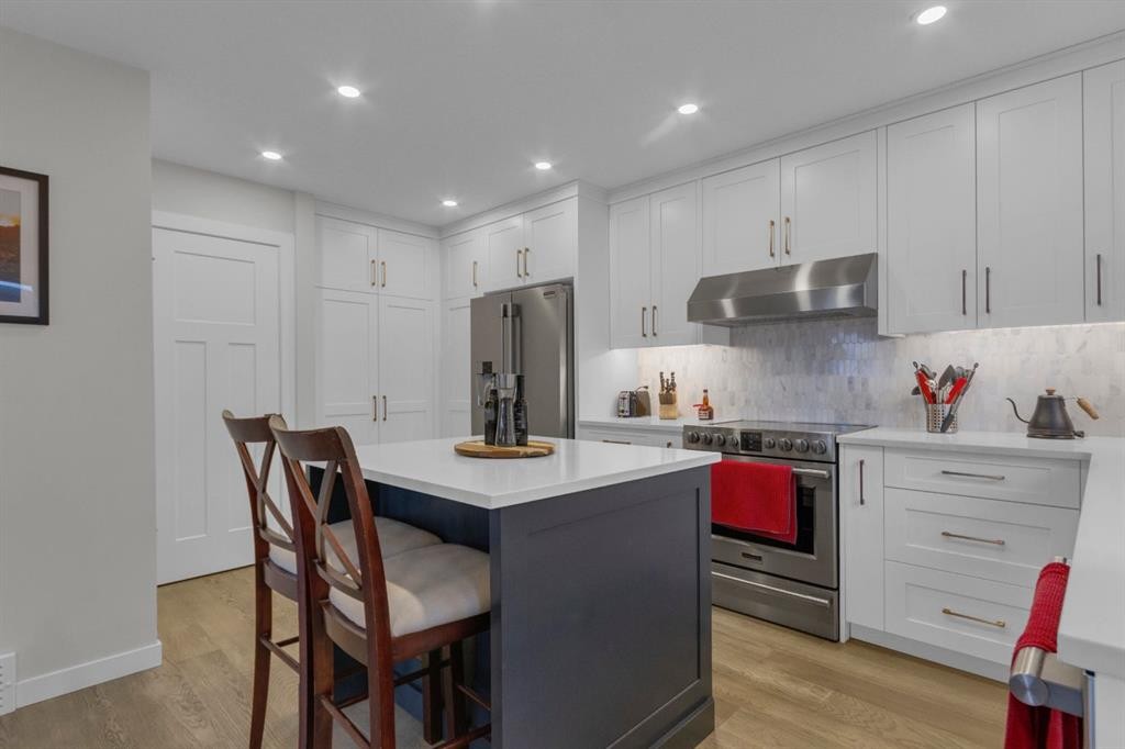 2-729 7Th, Canmore, AB - Indoor Photo Showing Kitchen With Stainless Steel Kitchen With Upgraded Kitchen