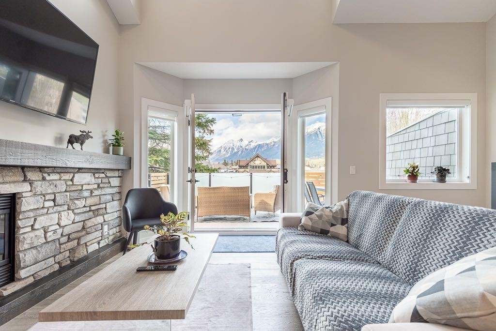 2-729 7Th, Canmore, AB - Indoor Photo Showing Living Room