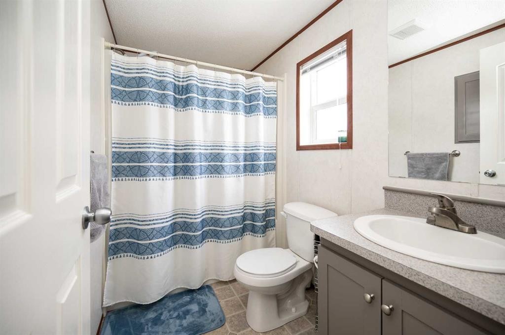 5927 Willow Drive E, Boyle, AB - Indoor Photo Showing Bathroom
