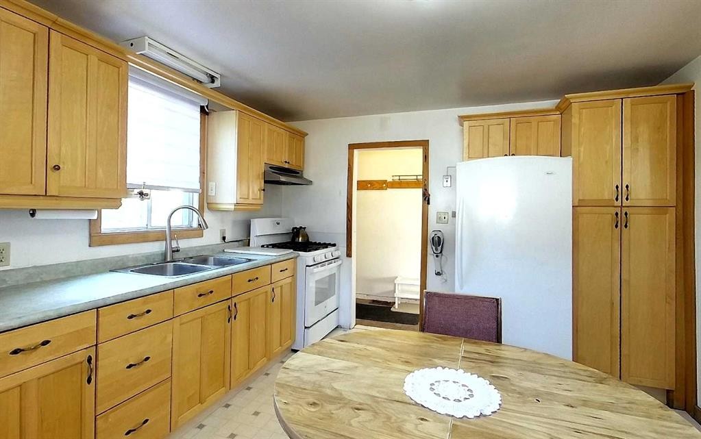 4827 5 Avenue, Edson, AB - Indoor Photo Showing Kitchen With Double Sink