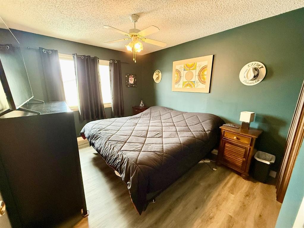 53-101 Mill Street, Hinton, AB - Indoor Photo Showing Bedroom