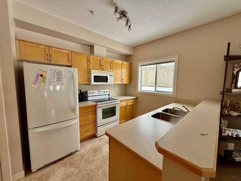 102-109 Seabolt Drive, Hinton, AB - Indoor Photo Showing Kitchen With Double Sink