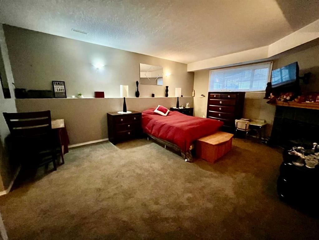 168 Sitar Crescent, Hinton, AB - Indoor Photo Showing Bedroom