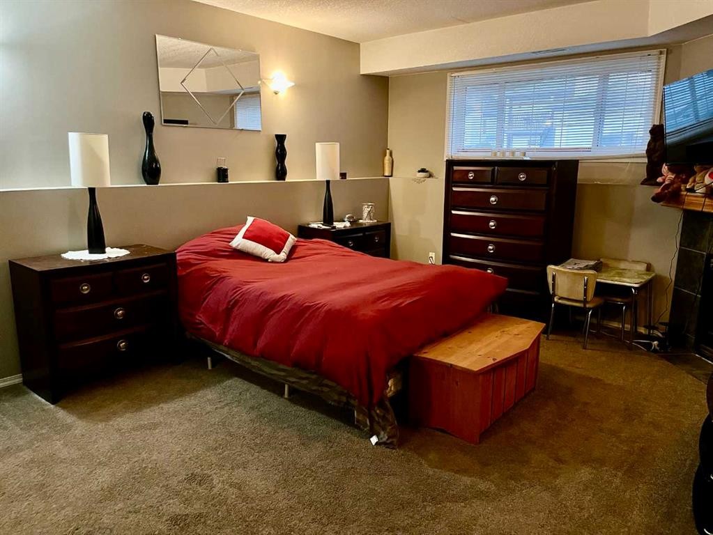 168 Sitar Crescent, Hinton, AB - Indoor Photo Showing Bedroom