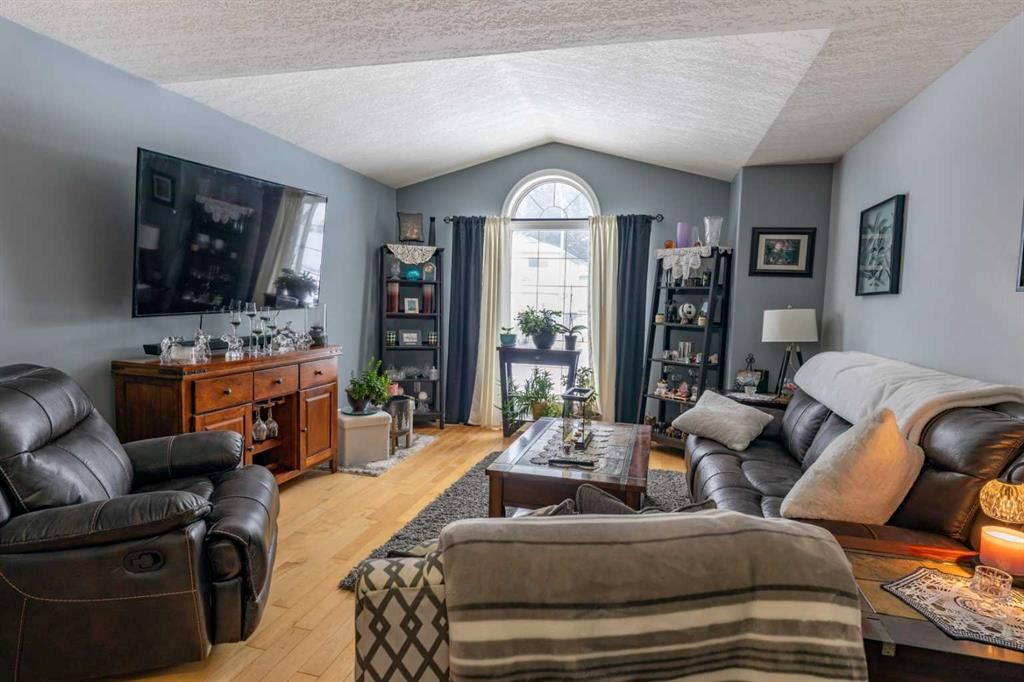 168 Sitar Crescent, Hinton, AB - Indoor Photo Showing Living Room