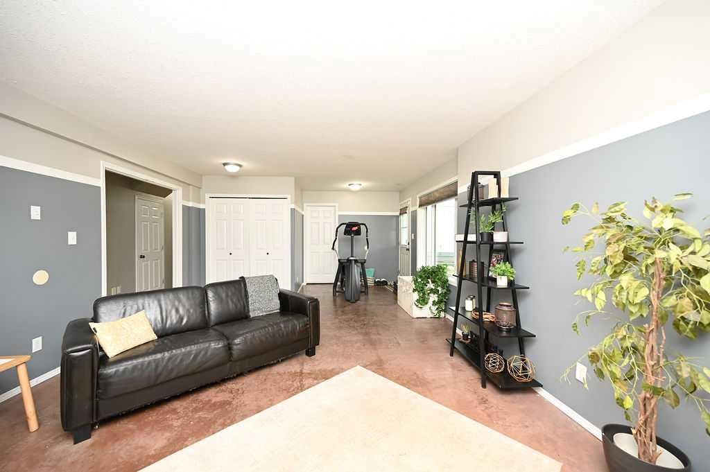 192042 Township Road 665, Athabasca, AB - Indoor Photo Showing Living Room