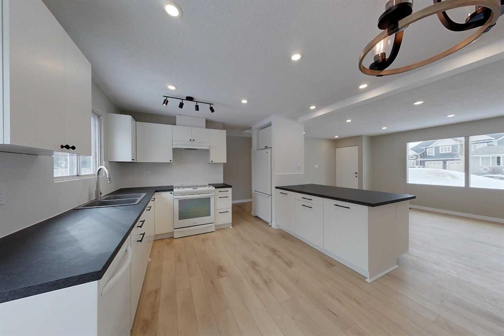 801 3 Avenue Se, Slave Lake, AB - Indoor Photo Showing Kitchen With Double Sink