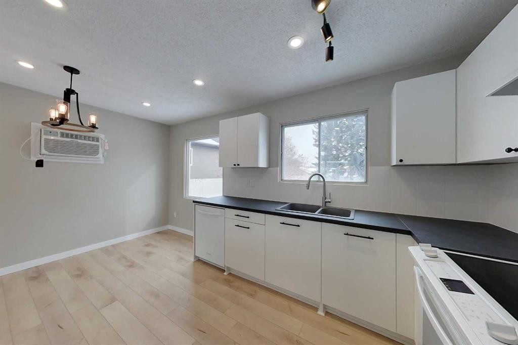 801 3 Avenue Se, Slave Lake, AB - Indoor Photo Showing Kitchen With Double Sink