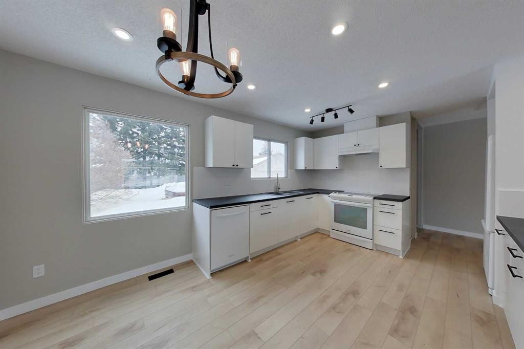 801 3 Avenue Se, Slave Lake, AB - Indoor Photo Showing Kitchen