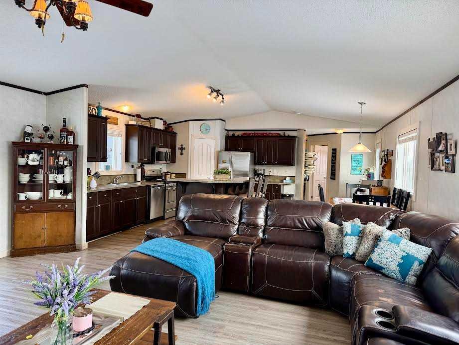 55111 Range Road 160A, Rural Yellowhead County, AB - Indoor Photo Showing Living Room