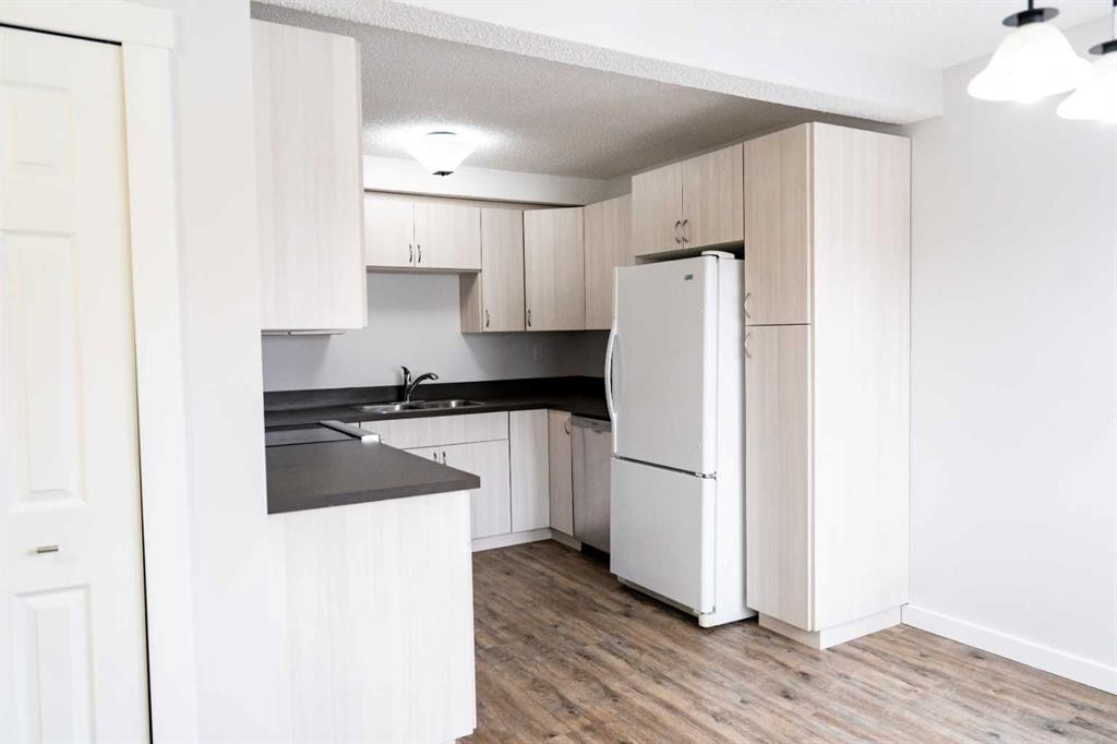 310-457 Collinge Road, Hinton, AB - Indoor Photo Showing Kitchen With Double Sink