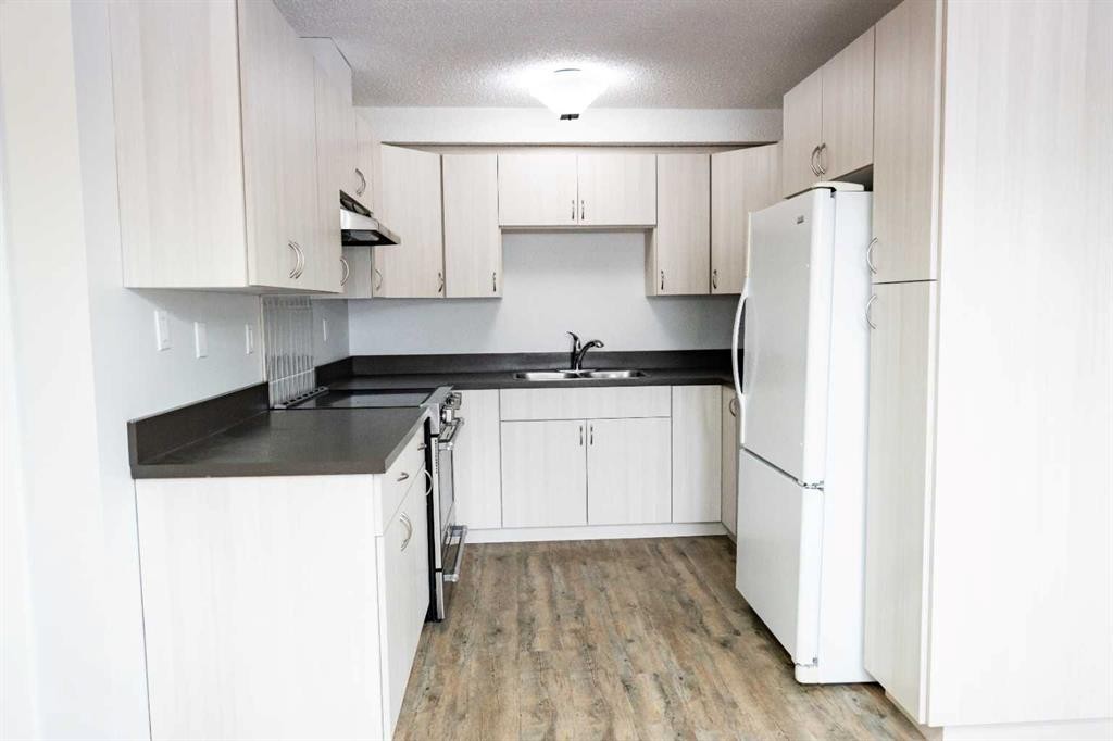 310-457 Collinge Road, Hinton, AB - Indoor Photo Showing Kitchen With Double Sink