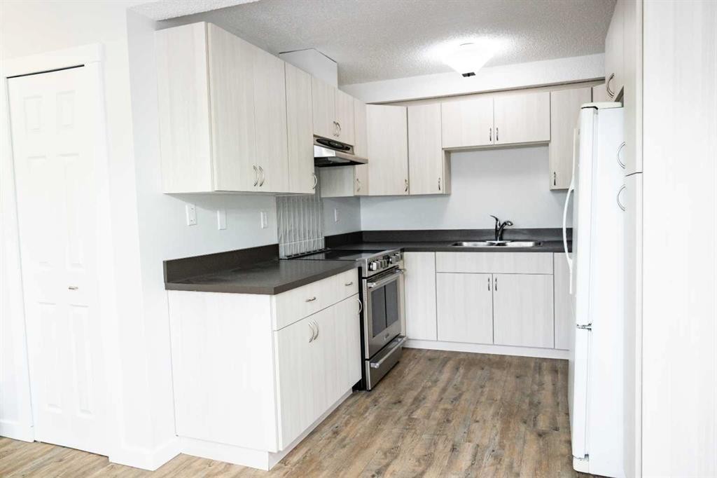310-457 Collinge Road, Hinton, AB - Indoor Photo Showing Kitchen With Double Sink