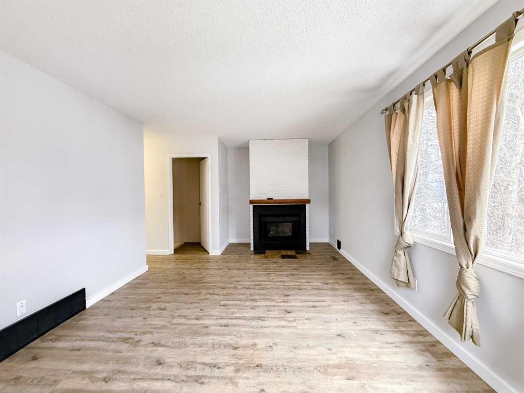 310-457 Collinge Road, Hinton, AB - Indoor With Fireplace