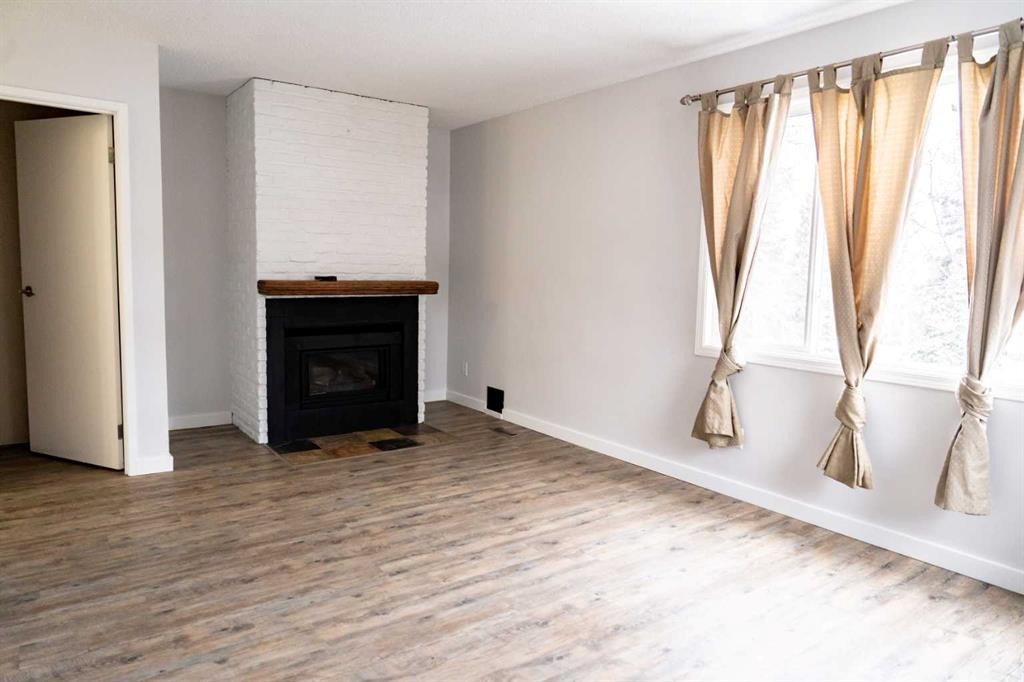 310-457 Collinge Road, Hinton, AB - Indoor With Fireplace