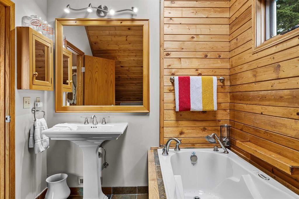 204 Grassi Place, Canmore, AB - Indoor Photo Showing Bathroom