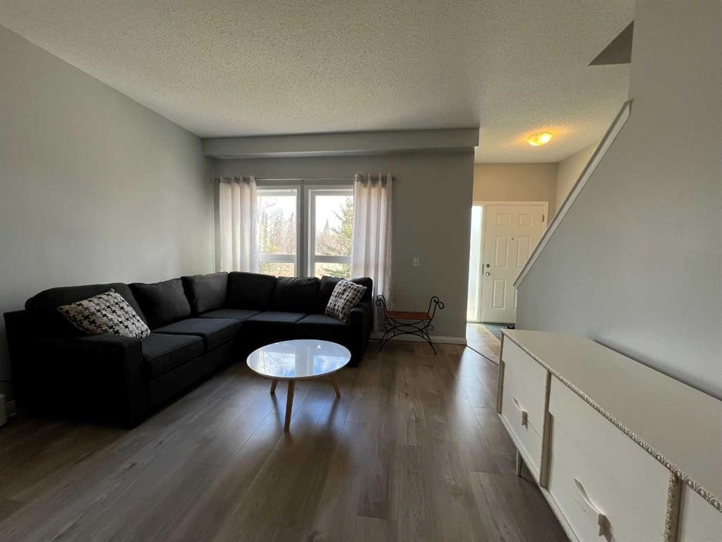 8-624 41 Street, Edson, AB - Indoor Photo Showing Living Room