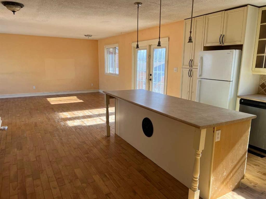 709 3 Avenue, Fox Creek, AB - Indoor Photo Showing Kitchen