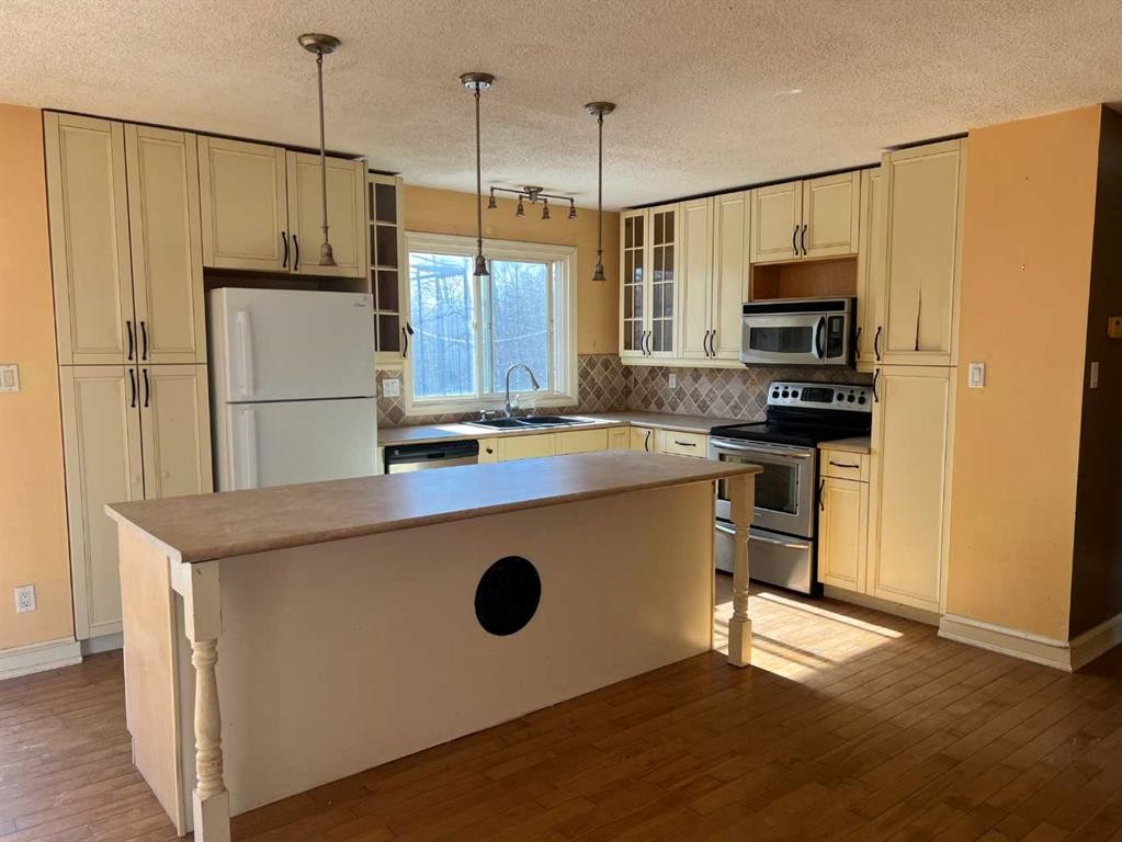 709 3 Avenue, Fox Creek, AB - Indoor Photo Showing Kitchen With Double Sink