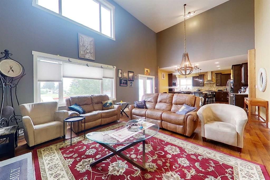 10 Parkdale Way Se, Slave Lake, AB - Indoor Photo Showing Living Room