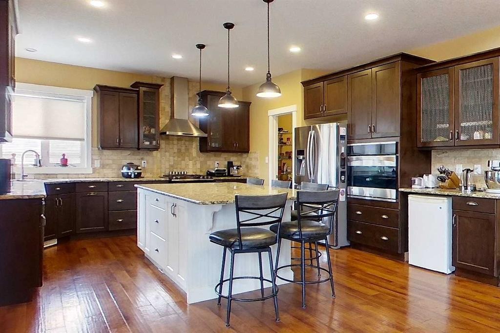 10 Parkdale Way Se, Slave Lake, AB - Indoor Photo Showing Kitchen With Upgraded Kitchen