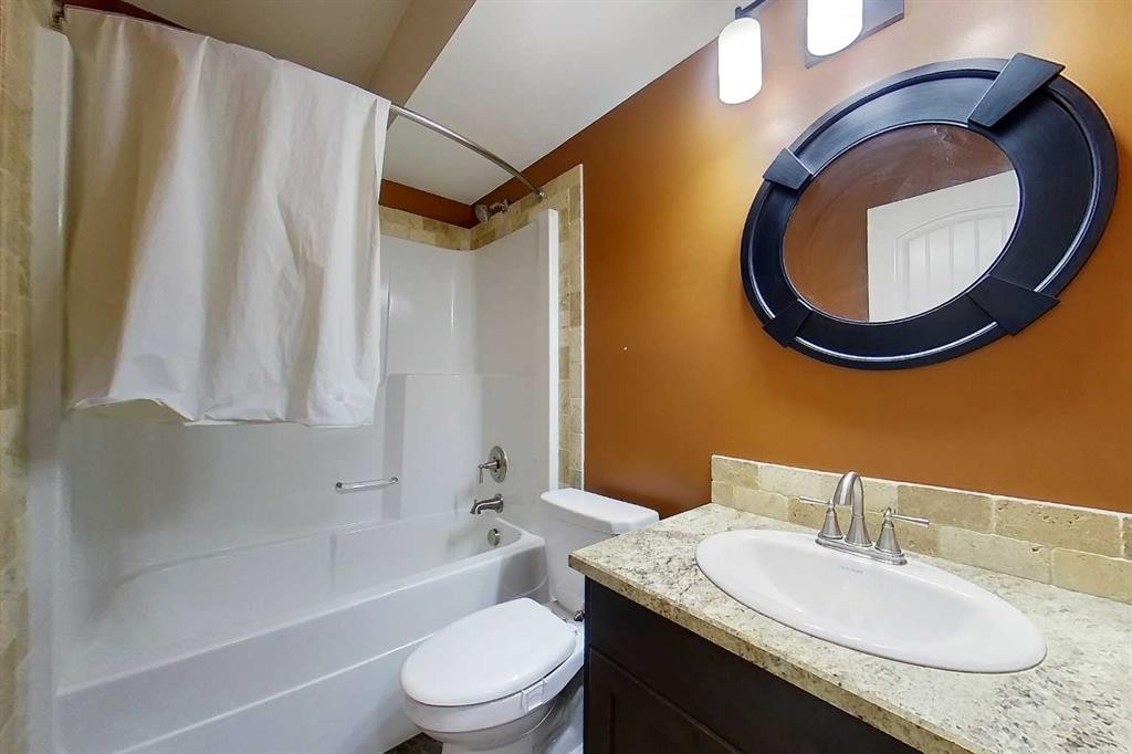 10 Parkdale Way Se, Slave Lake, AB - Indoor Photo Showing Bathroom
