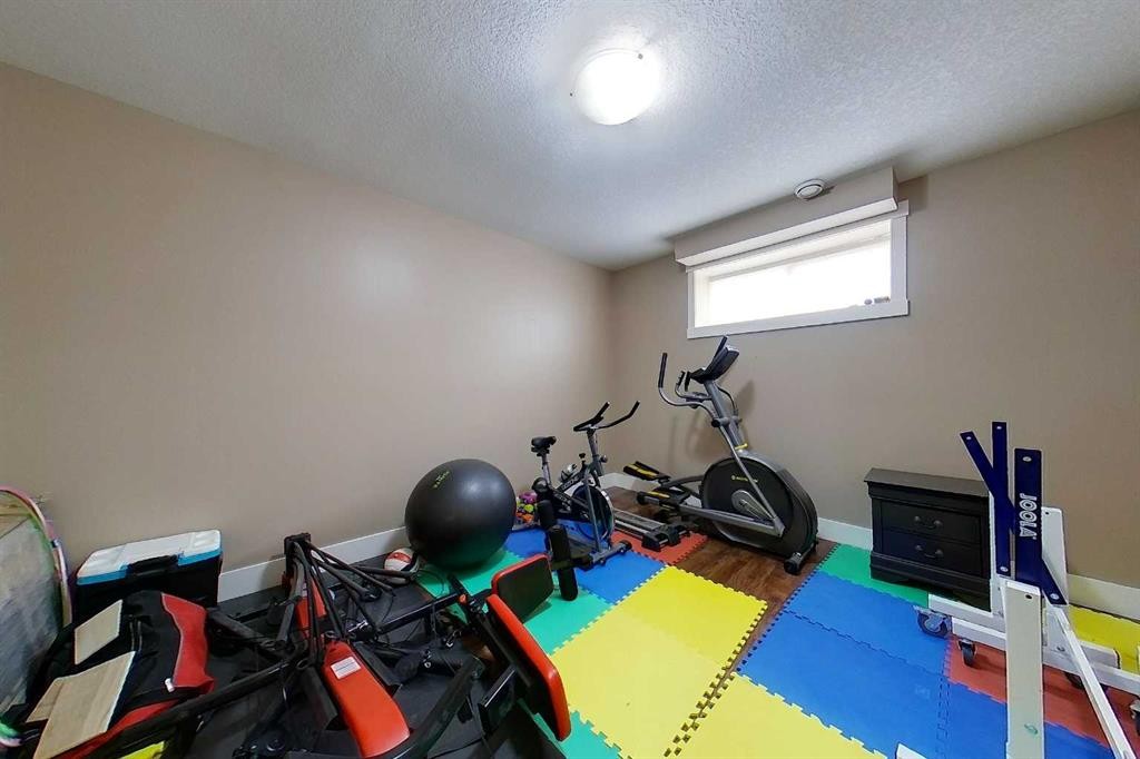 10 Parkdale Way Se, Slave Lake, AB - Indoor Photo Showing Gym Room