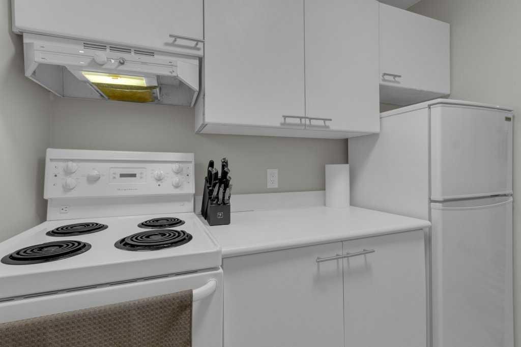 111-414 Squirrel Street, Banff, AB - Indoor Photo Showing Kitchen