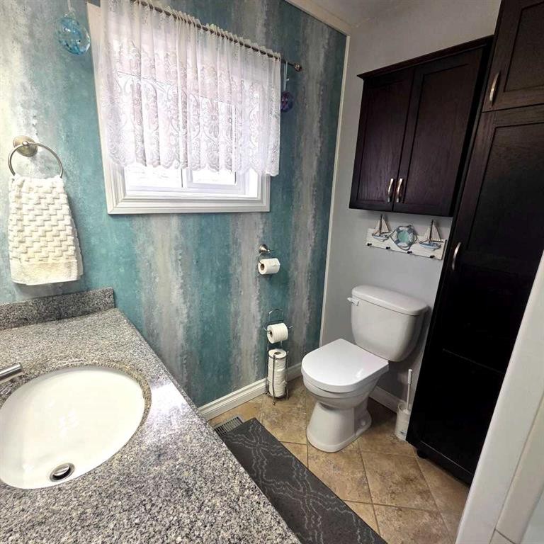 5015 8 Avenue, Edson, AB - Indoor Photo Showing Bathroom