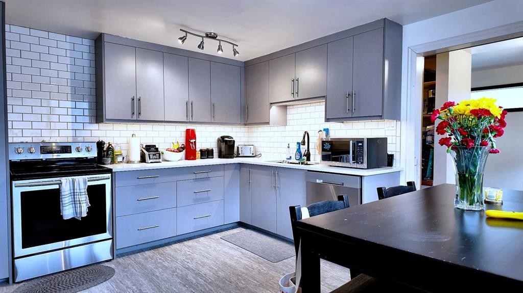 23 Mt Allen Drive, Exshaw, AB - Indoor Photo Showing Kitchen With Upgraded Kitchen