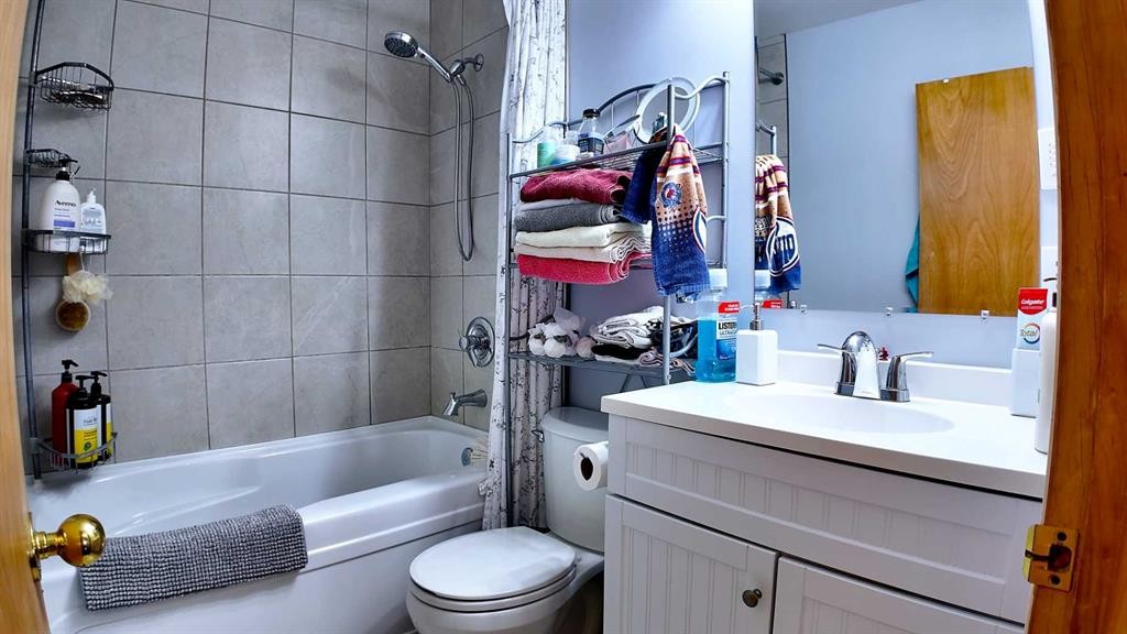 23 Mt Allen Drive, Exshaw, AB - Indoor Photo Showing Bathroom