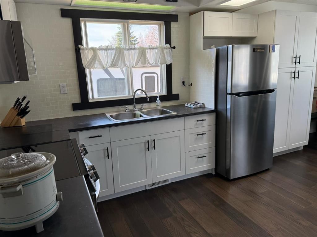 19 Centennial Crescent, Swan Hills, AB - Indoor Photo Showing Kitchen With Double Sink