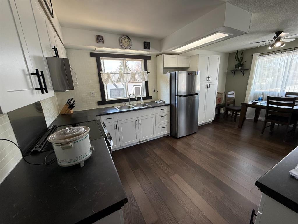 19 Centennial Crescent, Swan Hills, AB - Indoor Photo Showing Kitchen With Double Sink