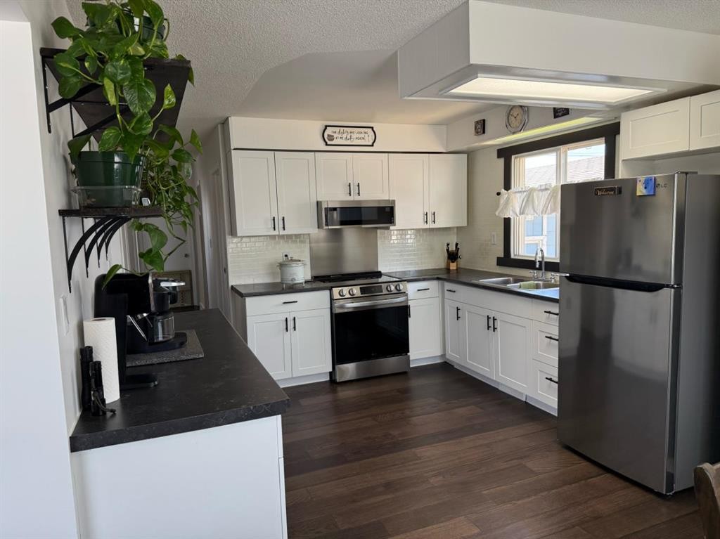 19 Centennial Crescent, Swan Hills, AB - Indoor Photo Showing Kitchen With Double Sink