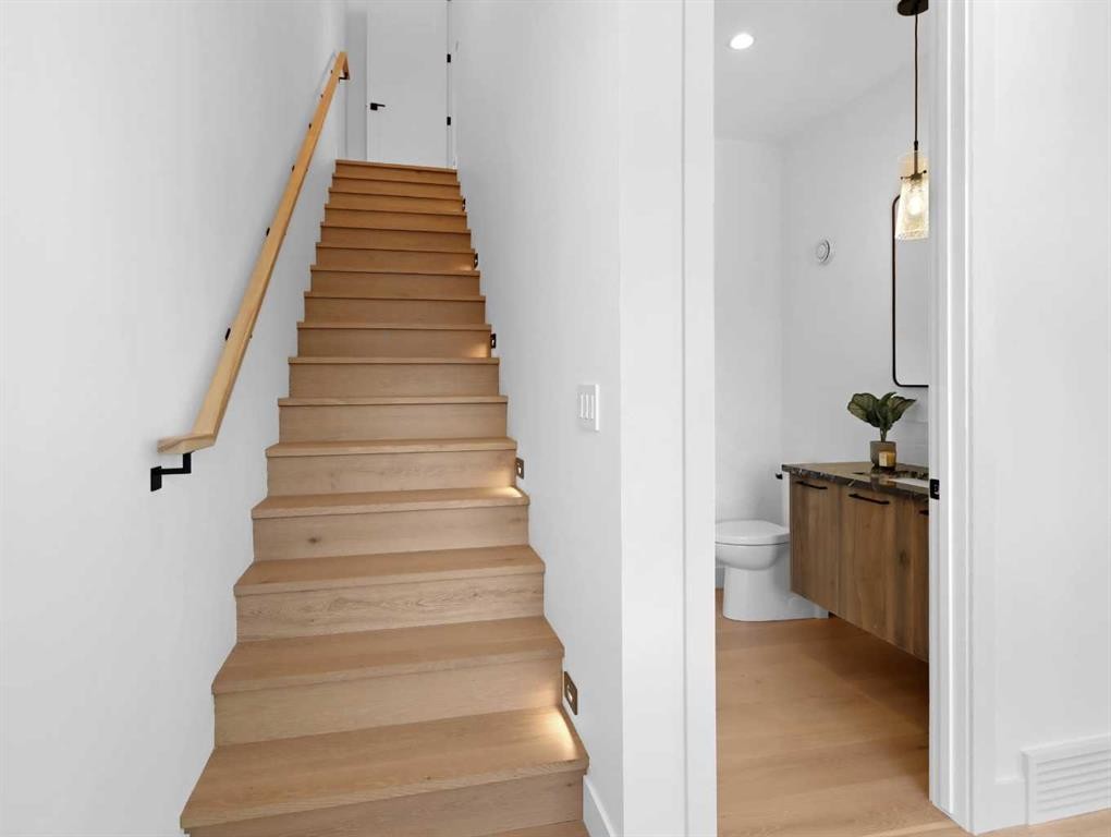 512 8Th Avenue, Canmore, AB - Indoor Photo Showing Other Room