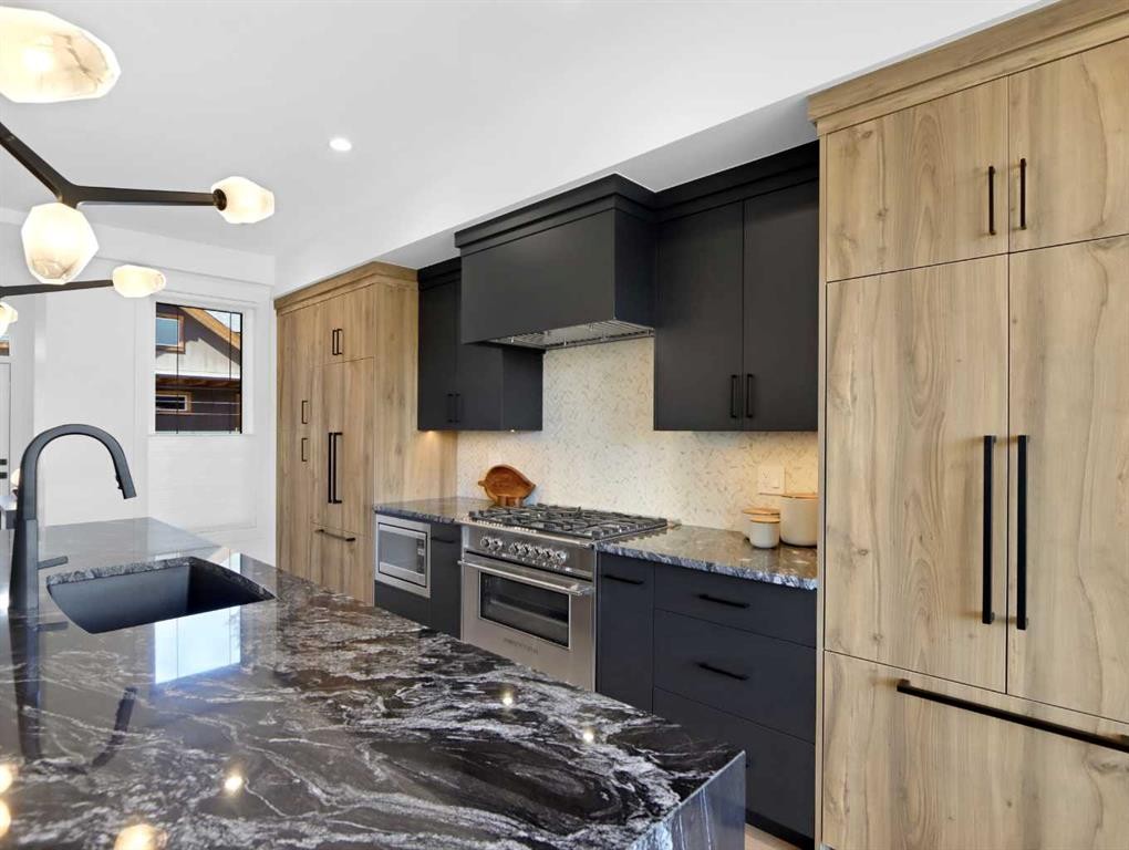 512 8Th Avenue, Canmore, AB - Indoor Photo Showing Kitchen With Upgraded Kitchen